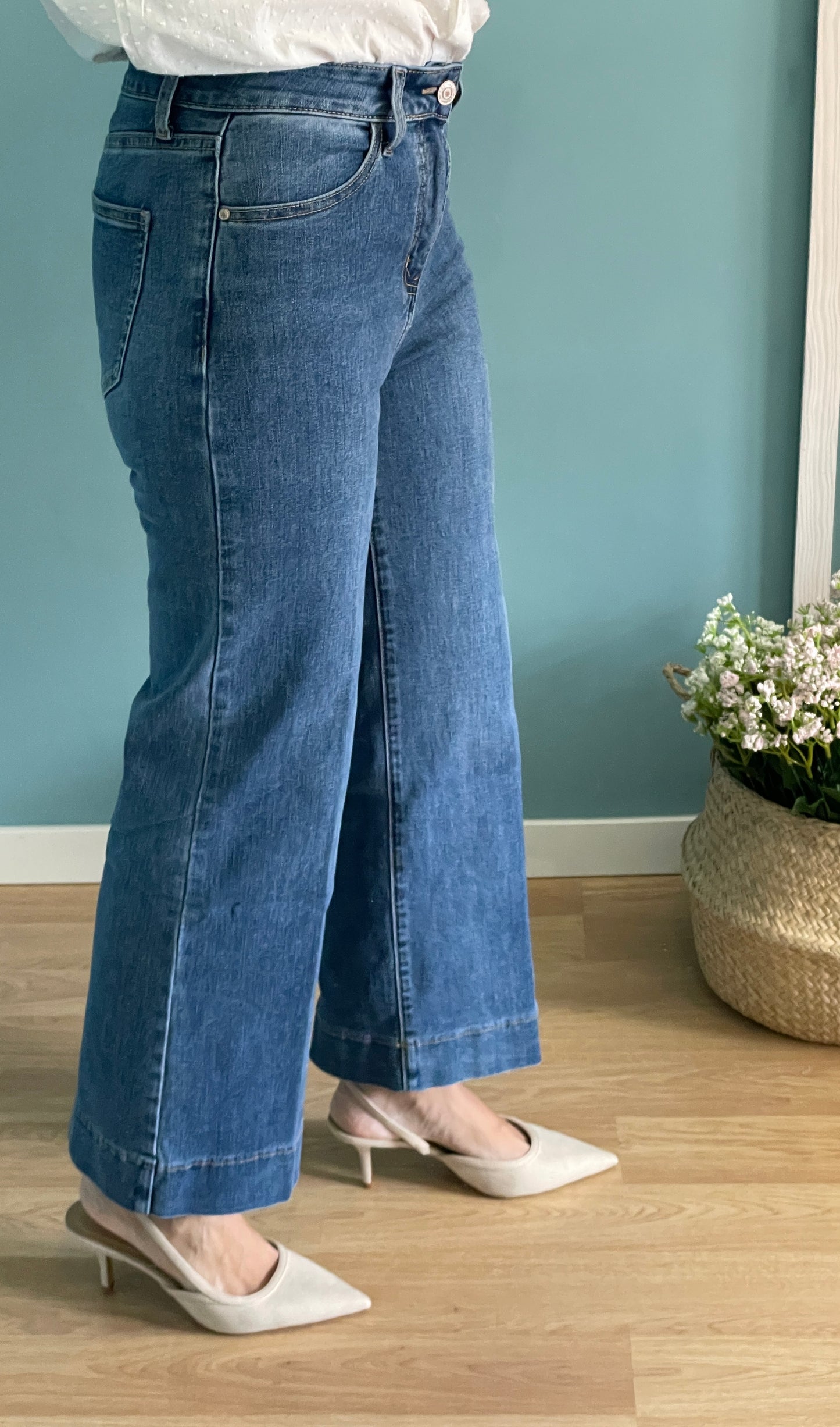 Wide leg cropped jeans